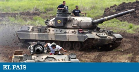 Carro de combate AMX-30 del Ejército venezolano durante unas maniobras, al fondo, en una imagen de archivo.
