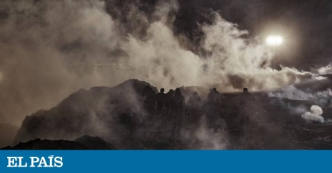 Migrantes corren después de que los agentes de la Patrulla Fronteriza de Estados Unidos arrojaran gases lacrimógenos a la parte mexicana de la cerca. Trump considera que el muro es vital para detener la inmigración ilegal, mientras que los demócratas y algunos republicanos lo consideran poco práctico y costoso.