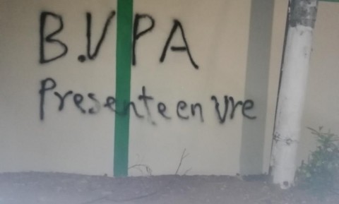 Pared pintada por los presuntos paramilitares