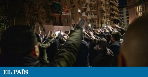 Militantes del partido de extrema derecha CasaPound hacen el saludo nazi este lunes, en la conmemoración del 41º aniversario del asesinato de tres jóvenes ultraderechistas italianos.