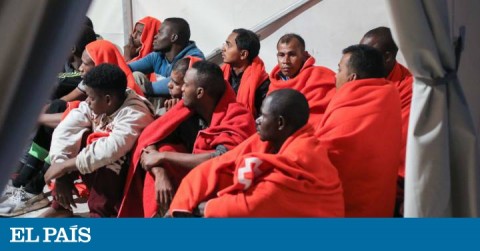 Varios migrantes, entre ellos algunos asiáticos, en el puerto de Málaga, el pasado 22 de octubre.