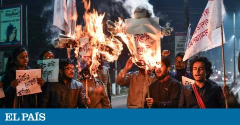 Un grupo de estudiantes indios protesta por la enmienda de la ley de ciudadanía en Guwahati, el 8 de enero.