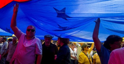 Several people protesting against the regime in Venezuela.