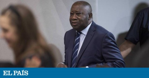 El expresidente de Costa de Marfil Laurent Gbagbo entra este martes en la sala de la Corte Penal Internacional (CPI), en la Haya