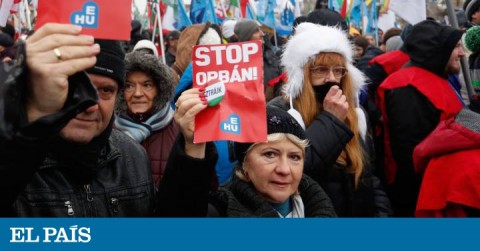 Manifestantes en Budapest protestan contra la reforma laboral de Orbán, el pasado 5 de enero. 