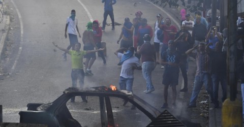 Protests against the regime took place this Monday near the Venezuela's National Guard barracks