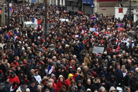法國黃背心運動的反對者（紅色圍巾運動組織），提出「停止暴力」的口號站上街頭。