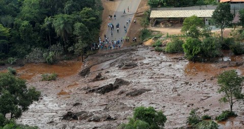 Mientras los rescatistas siguen buscando entre el barro a los 305 desaparecidos 