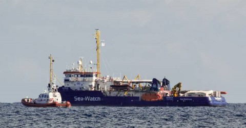 El buque de rescate Sea-Watch 3, a una milla del puerto de Siracusa, en Italia