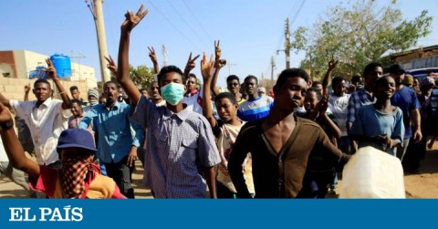 Un grupo de manifestantes sudaneses, el pasado jueves en Jartum.