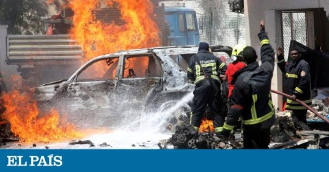 Al menos siete personas murieron y cinco resultaron heridas al explotar hoy dos coches bomba en la capital de Somalia, Mogadiscio, informaron fuentes policiales.