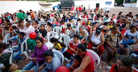 Venezuelan migrants gather in Cúcuta, Colombia, where the Colombian Foreign Ministry gave gifts to Venezuelan children on Christmas Eve 2018. Photo: Schneyder Mendoza / AFP / Getty Images