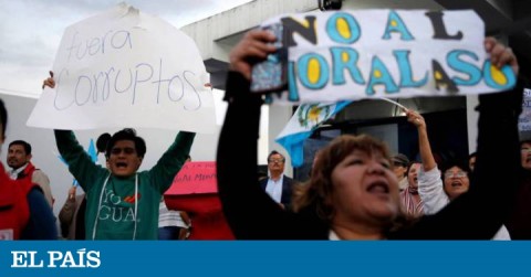 Civilians protesting against Guatemala's president Jimmy Morales.