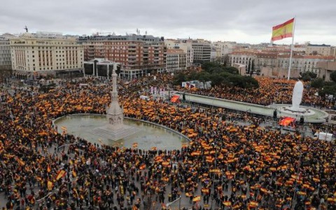 西班牙馬德里的民眾上街發起抗議，反對政府與加泰隆尼亞獨立派妥協的政策