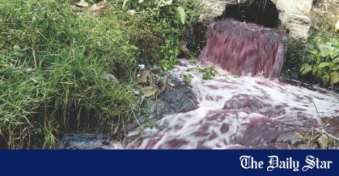 來自一家紡織工廠的未經處理的廢水從首都郊區Savar的Bank Town湧出。