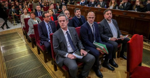 Los 12 líderes separatistas catalanes procesados ante el Tribunal Supremo de España durante la primera sesión del juicio.