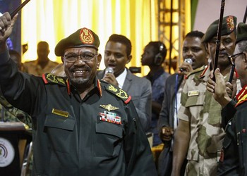 蘇丹民眾因麵包物價飆漲所引起的示威抗議，迄今已經進入第三個月。蘇丹有越來越多人加入示威隊伍，要求蘇丹總統下台，展現示威民眾的韌性；但蘇丹總統不願辭職的立場仍相當堅定。