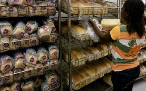 一名工人在津巴布韋首都哈拉雷的一家超市內安排麵包出售