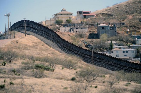 在2019年2月8日在亞利桑那州諾加萊斯的美國 - 墨西哥邊境圍欄上放置了帶刺鐵絲網。