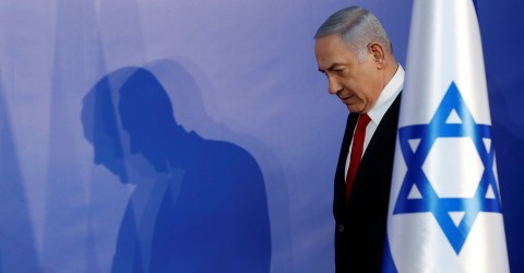 以色列現任總理班傑明.納坦尼雅胡可能會在大選期間面臨三起刑事案件，其中一件的賄賂指控將嚴重影響他是否能連任總理。