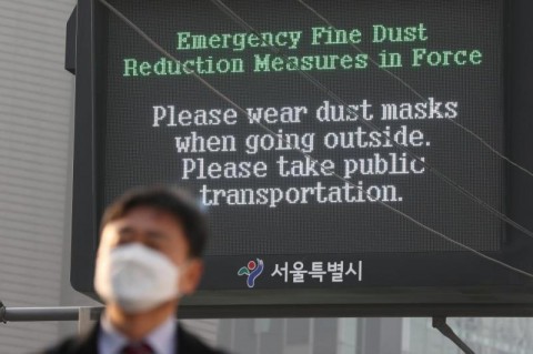 An electronic signboard displays an advisory against fine dust in downtown Seoul on Monday. 