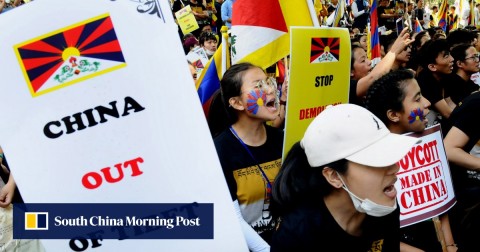 流亡印度的西藏人參加了周日抗議中國的抗議活動，這是一年一度的西藏起義日，紀念1959年反對中國統治的起義。