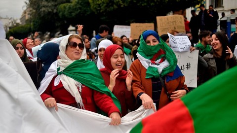 阿爾及利亞抗議者高呼：“和平！和平！”