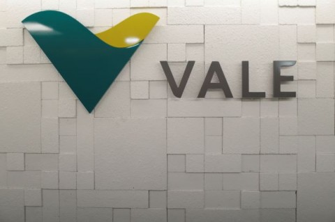 淡水河谷公司(Vale SA)於巴西曼加拉蒂巴市的礦場因違反環境保護條例和未申請營業執照，遭地方當局勒令關閉。