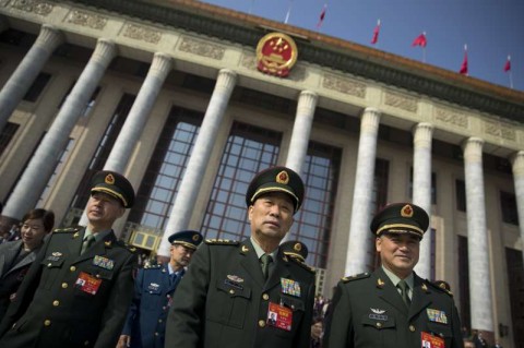 美國2020年度國防預算有7180億美ˋ元用來反制中國軍事崛起，圖為出席2019年中國兩會的解放軍代表團成員