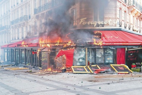 法國黃背心示威再傳暴力攻擊，巴黎香榭麗舍大道上的知名餐廳Le Fouquet's十六日遭縱火。