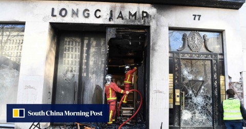 消防隊員在巴黎的Longchamp商店撲滅大火。