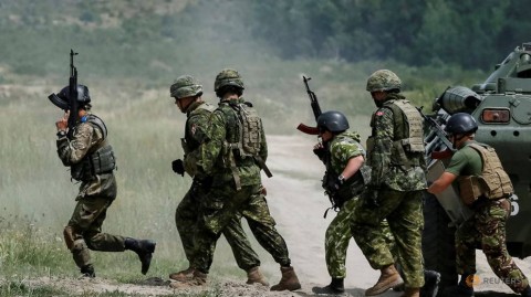 Canadian military instructors and Ukrainian servicemen take part in a military exercise at the International Peacekeeping and Security Center in Yavoriv, Ukraine, July 12, 2016. 