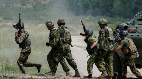 2016年7月12日，加拿大軍事教官和烏克蘭軍人參加了在烏克蘭Yavoriv的國際維和和安全中心的軍事演習。
