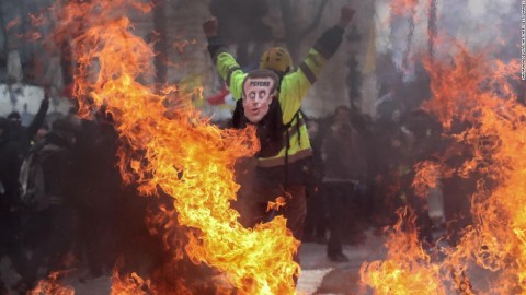 星期六連續第18次在巴黎舉行的黃色背心演示中，60人受傷，其中包括17名警察和一名消防員。