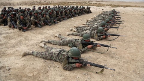 阿富汗國民軍士兵在阿富汗喀布爾的阿富汗軍事學院實彈射擊期間進行演習。