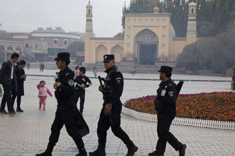 在新疆喀什一座清真寺外巡逻的警察。
