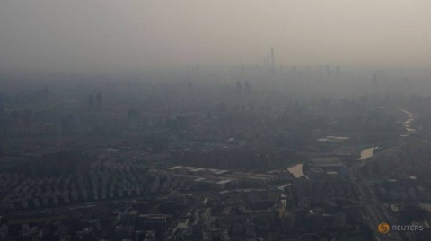 中國上海大霧中上海市建築物的一般視圖