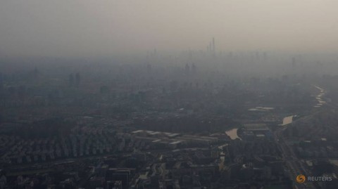 中國上海大霧中上海市建築物的一般視圖