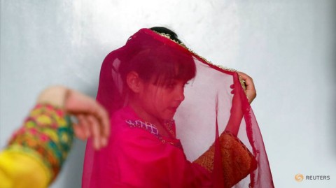 2019年3月3日，一名阿富汗女孩在阿富汗喀布爾的阿富汗兒童教育和護理組織中心（AFCECO）練習傳統舞蹈。