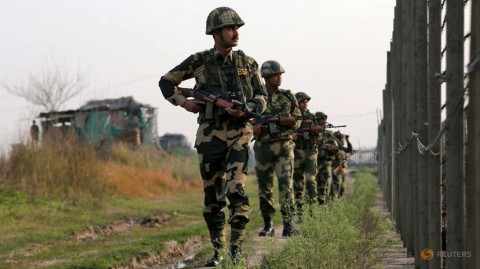 印度边境安全部队（BSF）士兵在查谟附近的Ranbir Singh Pura区与巴基斯坦的围栏边境巡逻。