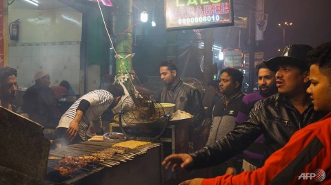 在這張於2019年2月24日拍攝的照片中，印度顧客等待在新德里舊城區的路邊小吃攤上供應。