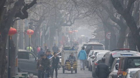 2019年3月2日，在中國北京市中心的一個污染日，人們被看到傳統的小巷或胡同。