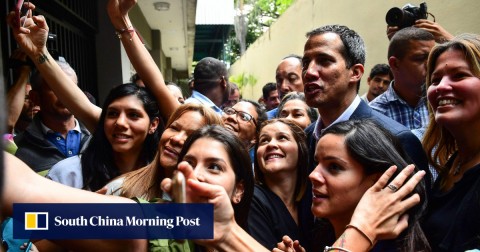 委內瑞拉反對派領導人和自封的臨時總統胡安瓜伊多與支持者合影留念。
