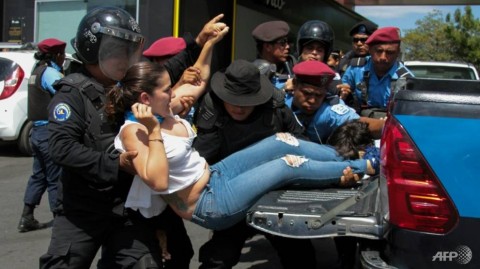 防暴警察在尼加拉瓜與反政府示威者對決，目前正處於一個新的人權黑名單上。