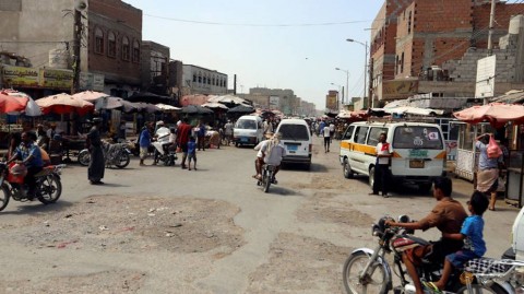 一個市場的全視圖在Sadam街道上的在Hodeidah，也門。