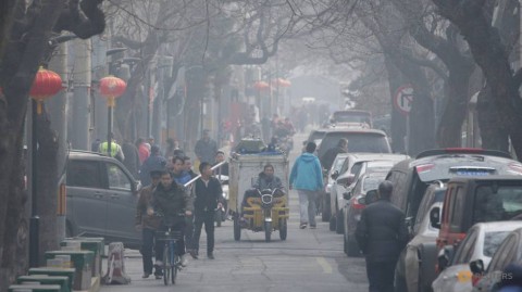 在中國北京市中心的污染日，人們被看到傳統的小巷