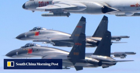 兩架解放軍空軍J-11戰鬥機和一架H-6K轟炸機在中國大陸和台灣之間空域巡邏。