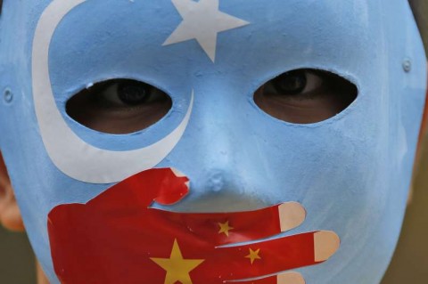 中國迫害黑手伸向國際》箝制海外維吾爾人言論自由，威脅將其家人關進再教育營。