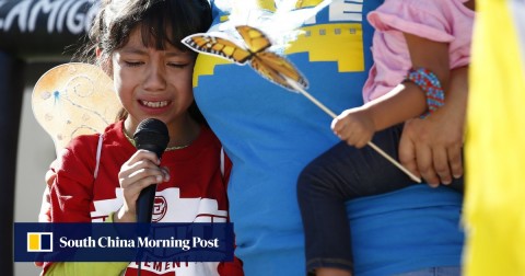 Akemi Vargas在2018年6月在Sandra Day O'Connor美國地方法院大樓前舉行的移民家庭分離抗議活動中談到與父親分離時哭泣。