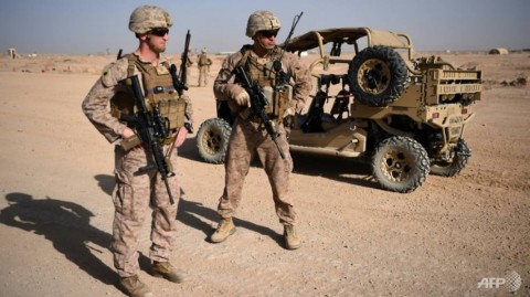 美國海軍陸戰隊繼續觀看看不見的阿富汗國民軍士兵參加IED（簡易爆炸裝置）訓練演習。